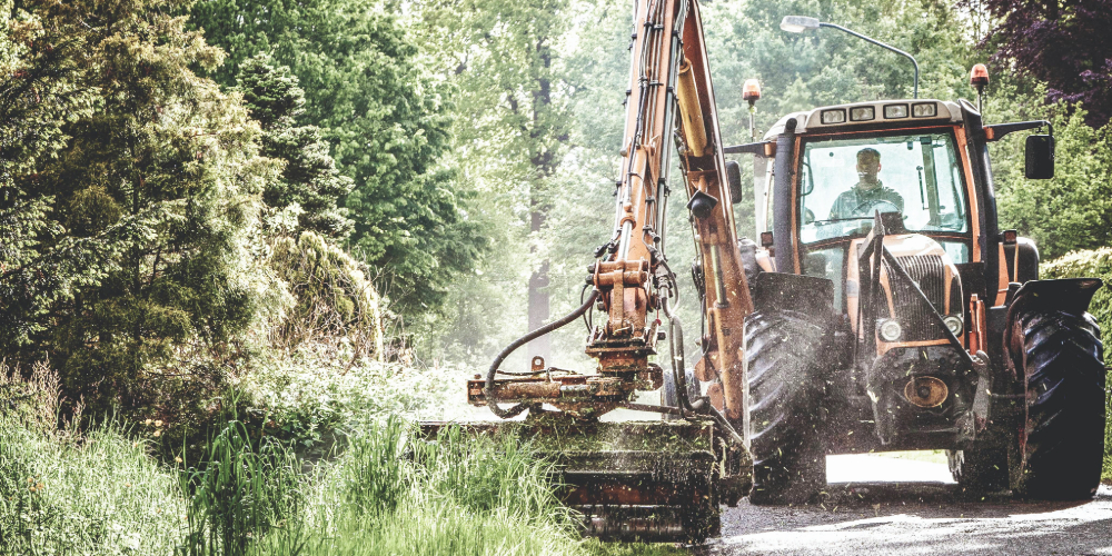 拖拉機在道路旁修剪植被