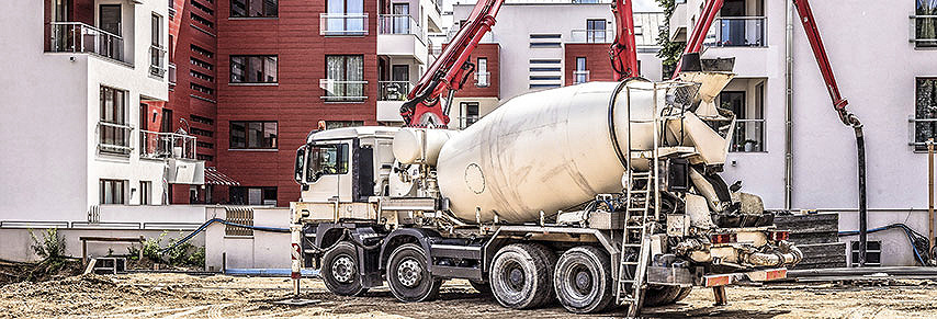 在建筑工地上泵送水泥的水泥车