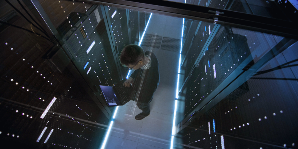 技術人員在資料中心伺服器機房工作 — 電子與半導體製造支援設備