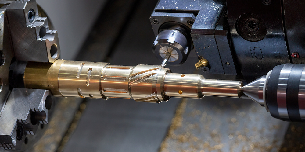 CNC 車床切削金屬工件的特寫畫面