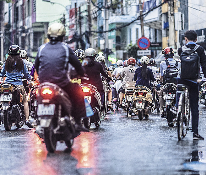 骑摩托车的人在繁忙的街道上